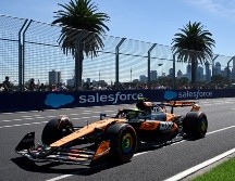 Norris hizo una vuelta espectacular en los instantes finales para arrebatarle la primera posición a su compañero, Oscar Piastri. EFE/J. Carrett