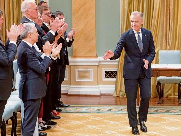 Su regreso a la política canadiense fue promovido por Justin Trudeau, quien inicialmente buscaba sumarlo como titular de Finanzas. Hoy es el primer ministro. EFE