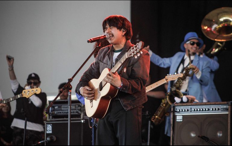 El público, emocionado, coreó cada palabra del sencillo, mientras que algunos asistentes le obsequiaron un peluche del Dr. Simi con la frase 