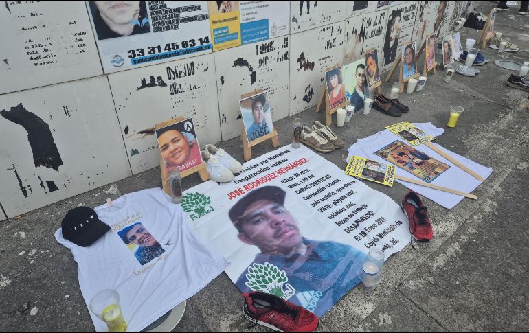 Sólo las llamas de las veladoras iluminaban los rostros, estoicos, valientes, pero hundidos en la tristeza, de los padres y madres buscadoras. EL INFORMADOR/ O. Hernández.