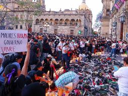 Con velas y zapatos, piden justicia por Teuchitlán