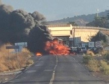 Al momento continúa el cierre total de la circulación en la carretera Maravatío – Zapotlanejo. ESPECIAL.