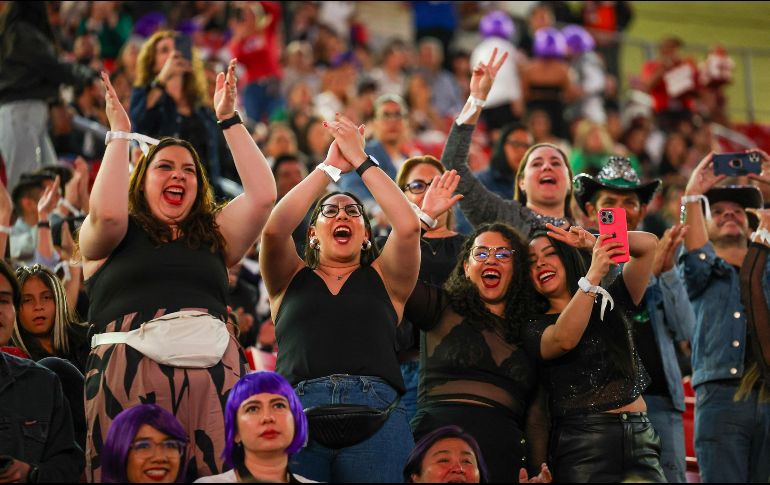 El show de la cantante colombiana llenó de júbilo a miles de asistentes al primero de sus dos conciertos en Guadalajara, a cuyas fans animó a empoderarse con lo que llamó “los 10 mandamientos de las lobas”. EL INFORMADOR/ H. Figueroa