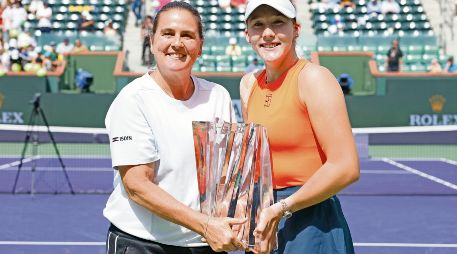 Andreeva le dedicó el título a su entrenadora Conchita Martínez, quien alguna vez fuera finalista en Indian Wells y se quedara con las manos vacías. EFE