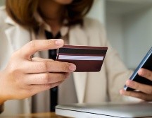 Recuerda asegurarte de que la entidad bancaria de la que eres cliente, ofrezca medidas de seguridad para proteger tus cuentas contra transacciones no autorizadas. CANVA/ ESPECIAL