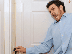 Las descargas eléctricas al tocar a otras personas o metales son un fenómeno común causado por la electricidad estática acumulada en el cuerpo. CANVA