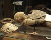 Otra característica destacada es el corpiño que cubre la momia, donde se pueden ver escenas en las que aparece acostado en una cama, rodeado por las diosas Isis y Neftis. 
 Bashiri data del siglo III a. C. Vania Teofilo/Wikipedia