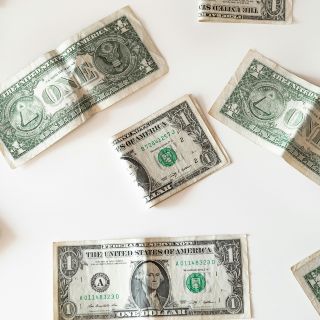 Peso mexicano sigue influenciado por políticas de Trump, cierra A LA BAJA