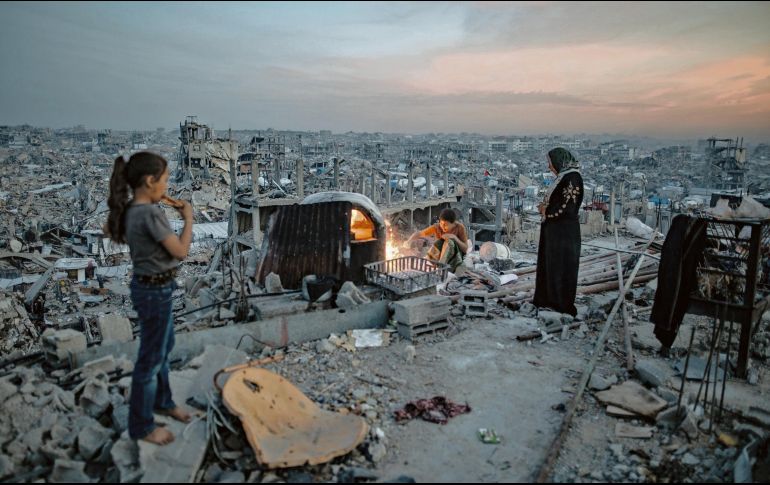 Ciudadanos subsisten en lo que quedó tras los bombardeos israelíes en Gaza; el primer ministro, Benjamín Netanyahu, dice que “sólo es el comienzo”. EFE