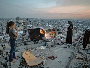 Ciudadanos subsisten en lo que quedó tras los bombardeos israelíes en Gaza; el primer ministro, Benjamín Netanyahu, dice que “sólo es el comienzo”. EFE