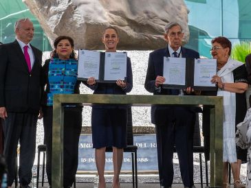 Sheinbaum firmó el decreto acompañada por Cuauhtémoc Cárdenas, hijo del expresidente general Lázaro Cárdenas. X/Claudiashein