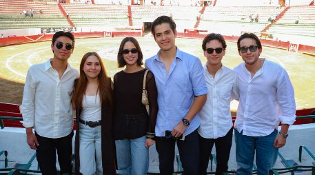 Saúl Perez, Luisa Tostado, Majo Avelar, Carlos Ruvalcaba, Jorge Tostado y Diego Ramírez en la novena corrida de la temporada 2025 en la plaza de toros Nuevo Progreso. GENTE BIEN JALISCO / C. Jimeno
