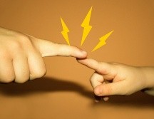 El fenómeno de las descargas eléctricas al tocar a otra persona o un objeto metálico es una consecuencia natural de la acumulación de electricidad estática, especialmente en climas secos. CANVA