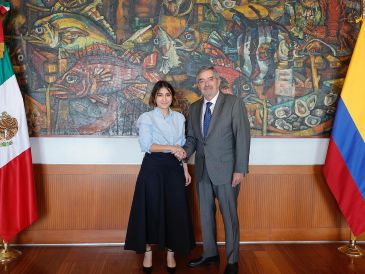 Fotografía del canciller mexicano, Juan Ramón de la Fuente, saludando a su homóloga colombiaba, Laura Sarabia. ESPECIAL/Secretaría de Relaciones Exteriores