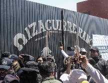 Los padres y madres buscadoras caminaron cerca de un kilómetro hasta llegar al zaguán con la leyenda “rancho Izaguirre”. EL INFORMADOR/A.NAVARRO