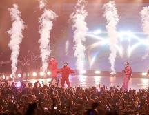 Uno de los momentos más interactivos de la noche llegó cuando CD9 pidió a los asistentes que levantaran sus celulares para grabar un TikTok desde el escenario. EL INFORMADOR/ H. Figueroa.