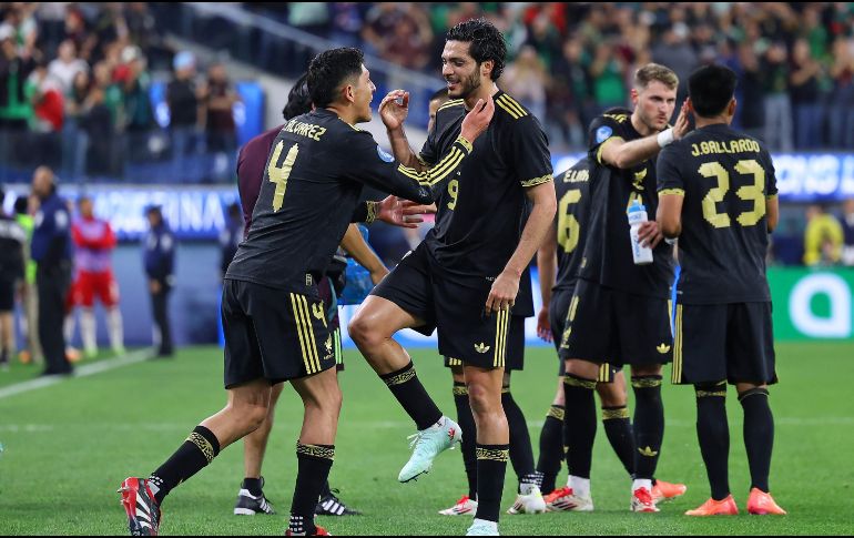 Esta noche, la Selección Mexicana logró una victoria crucial de 2-0 sobre Canadá en el imponente SoFi Stadium de Los Ángeles, asegurando su lugar en la gran final de la Nations League de CONCACAF. IMAGO7