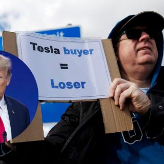 Trump llama "terroristas" a quienes queman Teslas