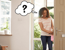 Olvidar lo que íbamos a hacer al cambiar de habitación es un fenómeno común y normal, resultado de la forma en que nuestro cerebro organiza la información. CANVA