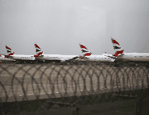 El incendio en una subestación eléctrica cercana al aeropuerto de Heathrow puede haber afectado a alrededor de 200 mil pasajeros. EFE / T. Akmen