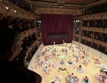 El teatro retiró sus sillas y en su lugar cubrió el suelo de arena para que el público observe la obra desde los palcos. EFE / C.Ortega