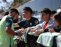 Los jugadores y el cuerpo técnico convivieron con los invitados, a quienes les obsequiaron playeras y les dedicaron fotografías y autógrafos, generando un momento emotivo dentro del campamento tricolor. IMAGO7