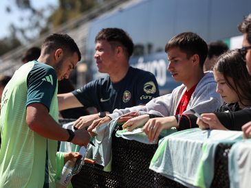 Los jugadores y el cuerpo técnico convivieron con los invitados, a quienes les obsequiaron playeras y les dedicaron fotografías y autógrafos, generando un momento emotivo dentro del campamento tricolor. IMAGO7