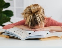 El hecho de procrastinar se ha vuelto cada vez más común entre las personas a causa de que tenemos más distracciones al alcance de nuestras manos. CANVA/ ESPECIAL