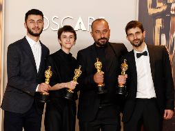 Hamdam Ballal (el segundo de derecha a izquierda) pasó una noche detenido luego de sufrir una paliza a manos de colonos de Israel en Susiya. EFE/C. BREHMAN AP/R. ROSE