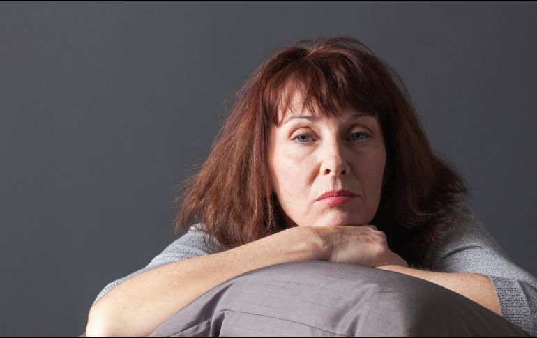 Es común que los síntomas de la menopausia sean percibidos únicamente como una molestia pasajera, sin la debida comprensión de su impacto a largo plazo en la calidad de vida de las mujeres. ESPECIAL / CANVA