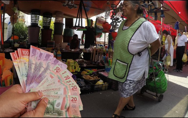 El principal destino de las remesas es la compra de productos de consumo, como alimentos, bebidas e insumos del hogar, con un 49.8% del total. ESPECIAL / EL INFORMADOR y CANVA