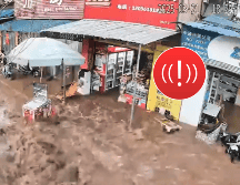 Una cámara de vigilancia ayudó a registrar el momento exacto de la explosión de esta tubería en Hubei, China. ESPECIAL