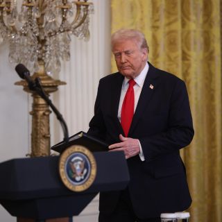 Trump anuncia aranceles del 25% para los automóviles fabricados fuera de EU