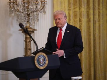 "De manera efectiva cobraremos un arancel del 25 % (a los automóviles)", afirmó Trump en la Casa Blanca en un acto convocado para la firma de una orden ejecutiva para hacer efectiva la medida arancelaria. EFE / F. Chung