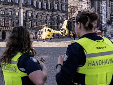 Una persona arrestada luego que cinco resultaron heridas a puñaladas en Ámsterdam. EFE/S. Lenskens