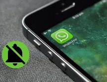 Los integrantes podrán elegir si desean recibir notificaciones de todos los mensajes que se manden a ese grupo o si prefieren limitar las alertas solamente a cuando se les mencione en el grupo. CANVA/ ESPECIAL