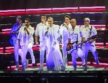 El cantante lució impecable con su look en color blanco, a juego con sus bailarines. EL INFORMADOR/ H. Figueroa