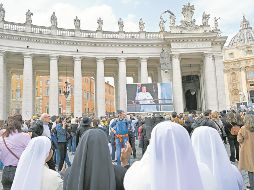 Poco antes de que lo dieran de alta, el Papa Francisco saludó a cientos de fieles que estaban afuera del Hospital Gemelli, donde recibió atención. AFP