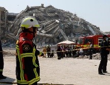 Rescatistas buscan supervivientes en las ruinas de un edificio colapsado por el terremoto en Bangkok, Tailandia. EFE/N. Sangnak