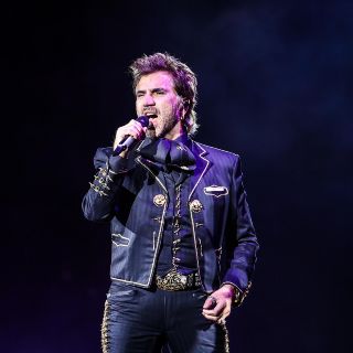 Alejandro Fernández vuelve a casa y le rinde un homenaje al “Rey”