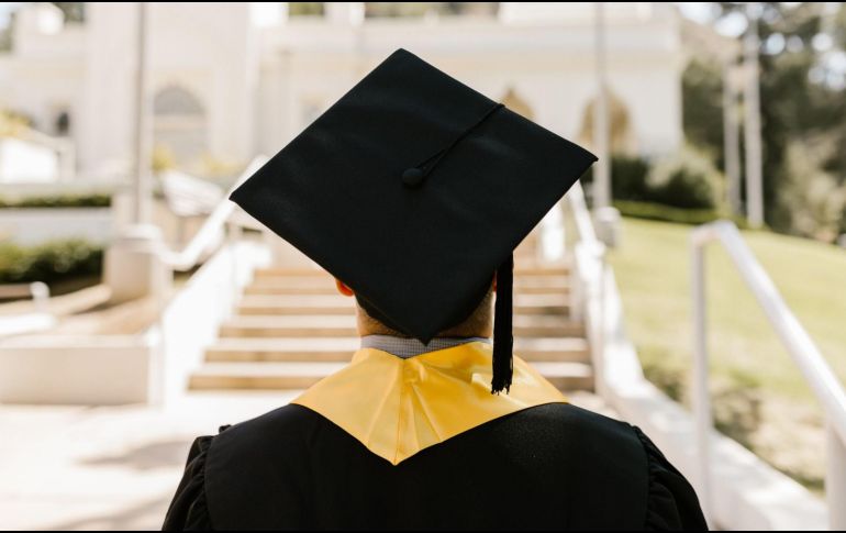 El mercado laboral en México está en constante evolución, y es importante analizar las tendencias antes de elegir una carrera universitaria. CANVA