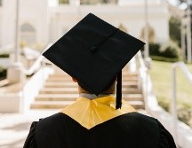 El mercado laboral en México está en constante evolución, y es importante analizar las tendencias antes de elegir una carrera universitaria. CANVA