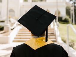 El mercado laboral en México está en constante evolución, y es importante analizar las tendencias antes de elegir una carrera universitaria. CANVA