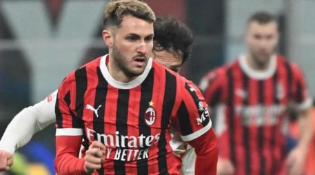 Giménez falló su primer penal en el duelo entre Milán y Napoli. EFE / ARCHIVO