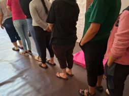 La mamá de una de las víctimas acudió al lugar, en el cruce de las calles Sebastián Cornejo y Mariano Olivares, para que le regresaran a su hija. CORTESÍA