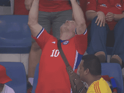 El señor Yañez festejando el gol de su hijo con la selección chilena/ CONMEBOL