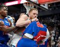 Donte DiVincenzo de los Timberwolves de Minnesota pelea con Ronald Holland II de los Pistons de Detroit. AP Photo / ARCHIVO