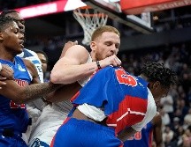 Donte DiVincenzo de los Timberwolves de Minnesota pelea con Ronald Holland II de los Pistons de Detroit. AP Photo / ARCHIVO