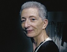 La ensayista, novelista y dramaturga francesa Hélène Cixous posa desde su casa. AFP
