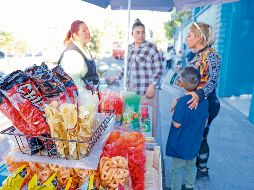 De poco sirve la estrategia para que los estudiantes consuman comida saludable si a la salida de sus escuelas se instalan puestos ambulantes en donde se venden frituras o comidas con grasa. EL INFORMADOR/H. Figueroa